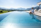 Kalkablagerungen im Pool verhindern: Nachhaltige Strategien für kristallklares Wasser